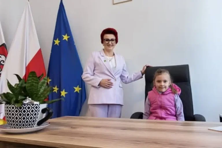 children visiting mayor office